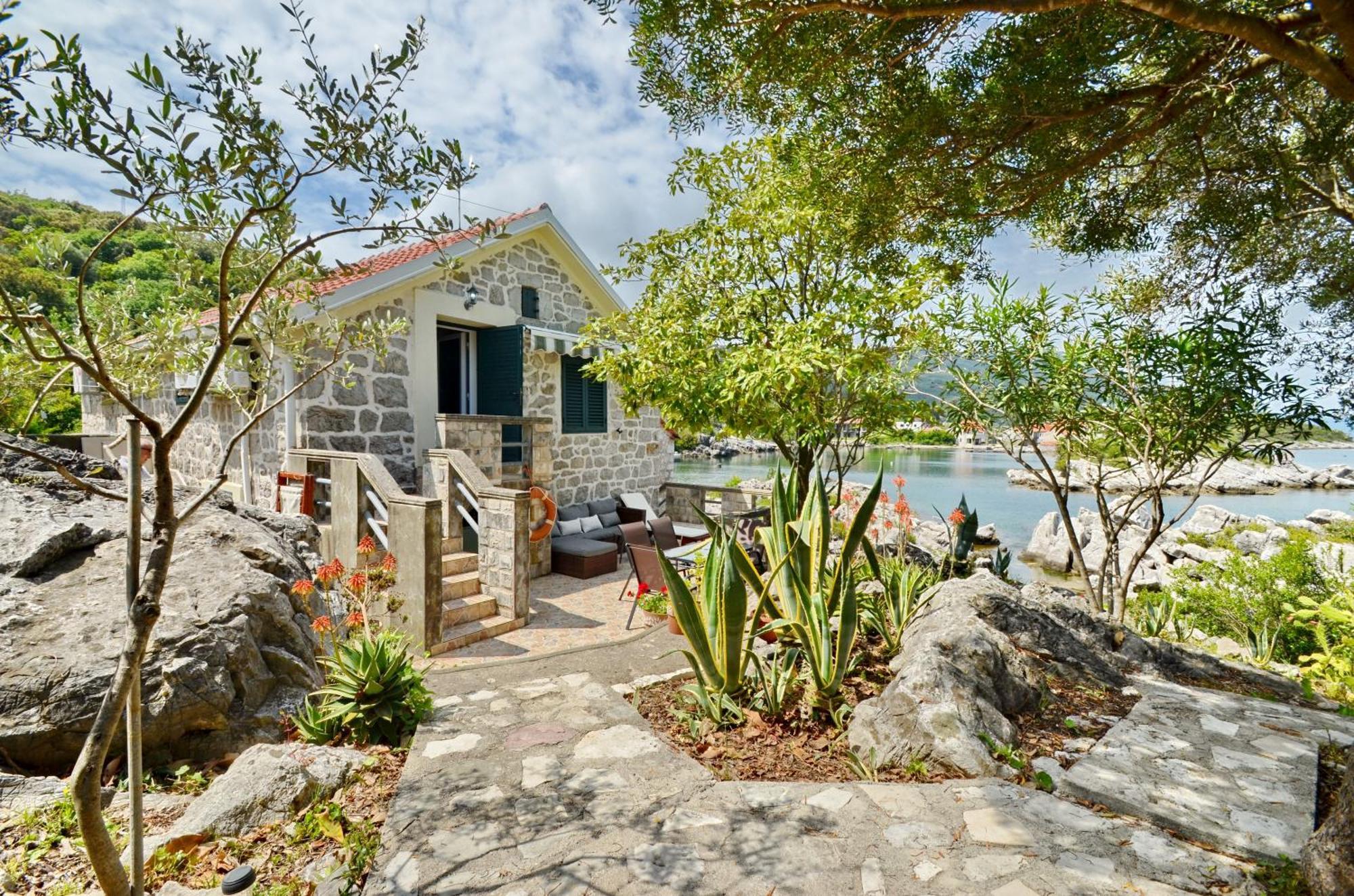 טיווט Holiday Home Brinic מראה חיצוני תמונה